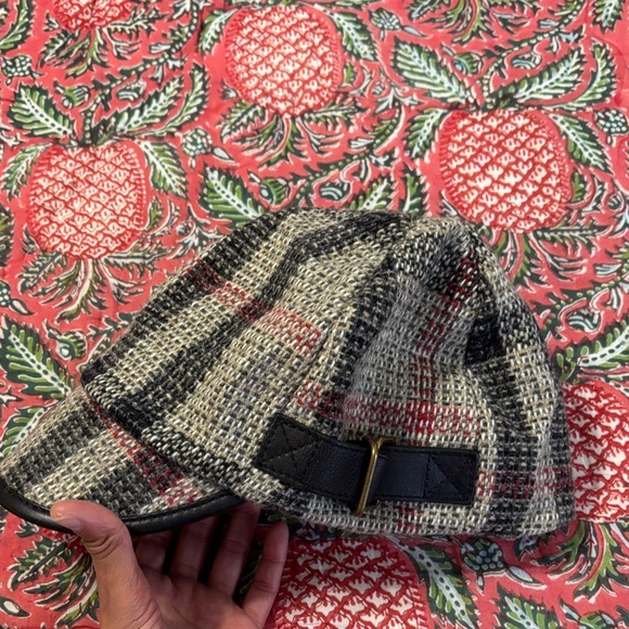 Burberry women’s tweed hat - Picture 2 of 8